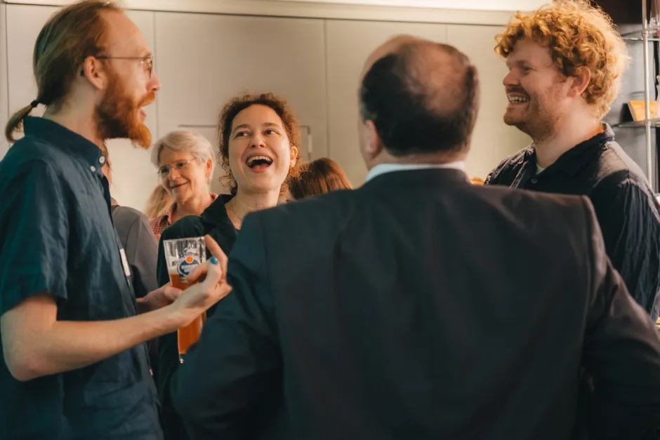 Besucher*innen im Gespräch